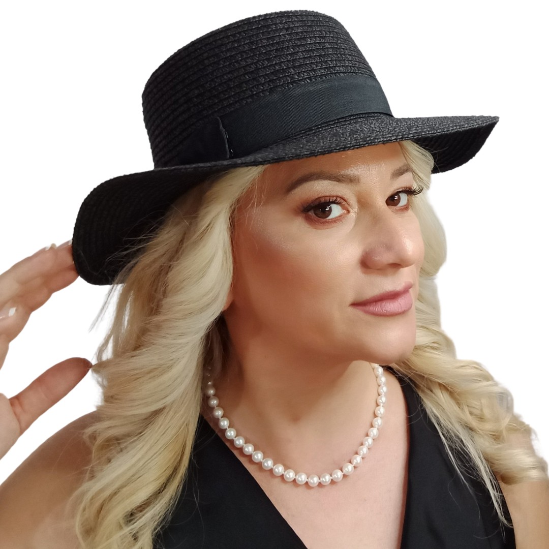 Colier cu Perle Akoya Japoneze 7,5–8 mm, Aur Alb 14K, Vedere Trei Sferturi pe Model cu Pălărie Neagră